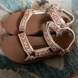 Women’s Teva Sz 8 platform tan snake pattern sandals - worn a couple times